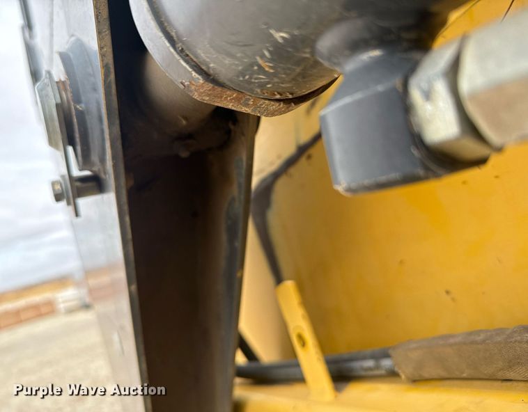 image for item DX3770 2003 New Holland LS190 skid steer loader