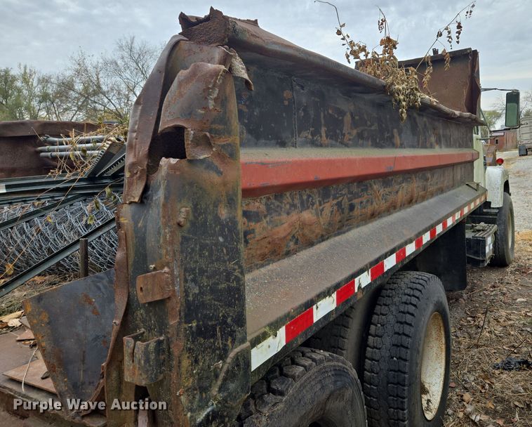 image for item EE8687 1978 International S2500 dump truck