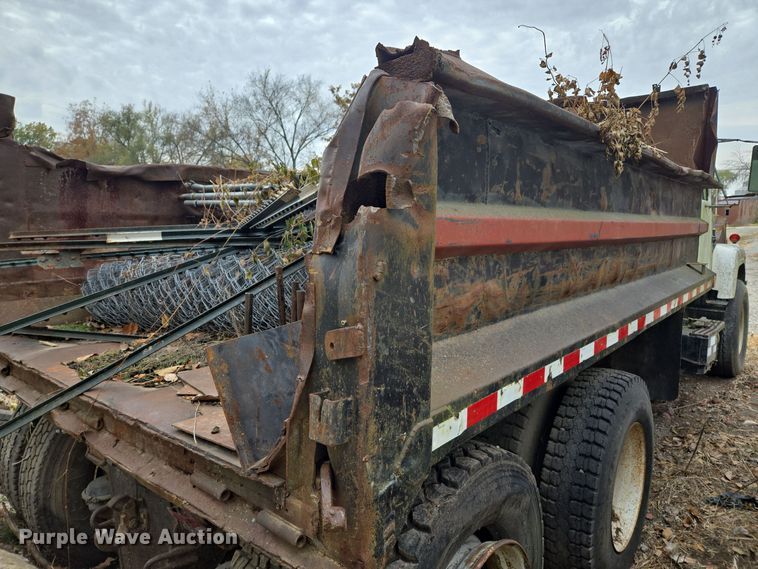 image for item EE8687 1978 International S2500 dump truck