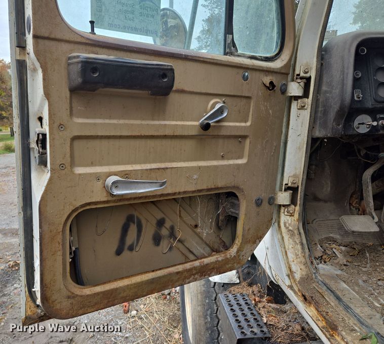 image for item EE8687 1978 International S2500 dump truck