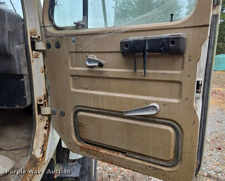 image for item EE8687 1978 International S2500 dump truck