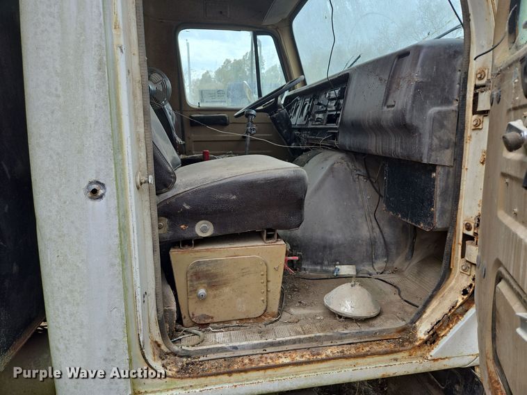 image for item EE8687 1978 International S2500 dump truck