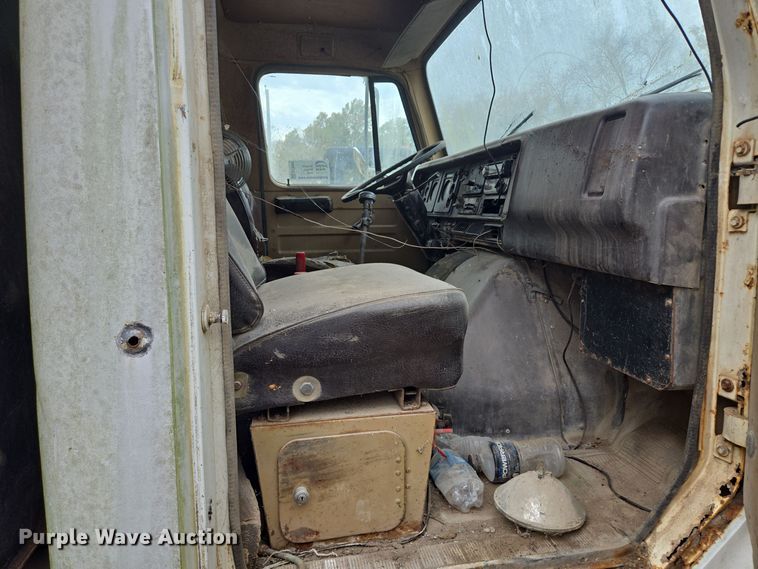 image for item EE8687 1978 International S2500 dump truck