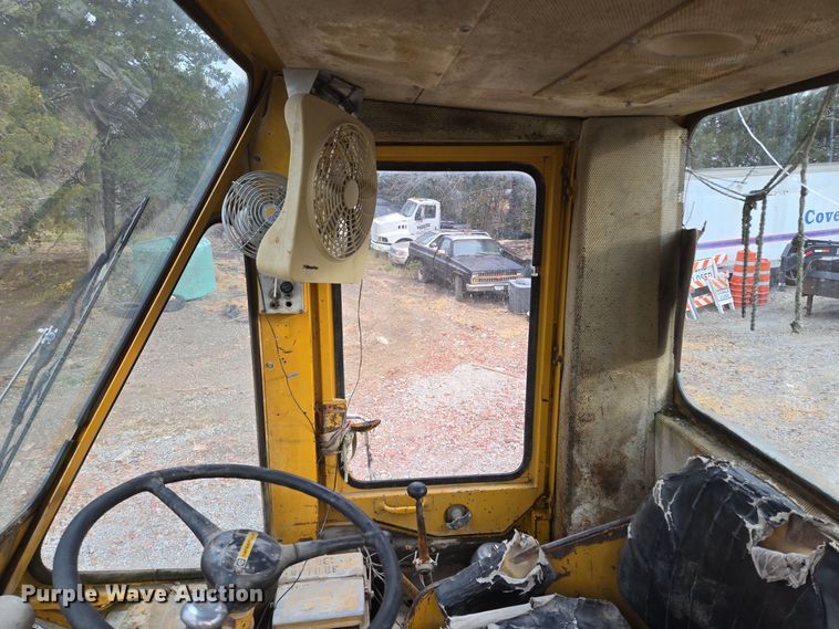 image for item EE8688 1974 Caterpillar 980 wheel loader