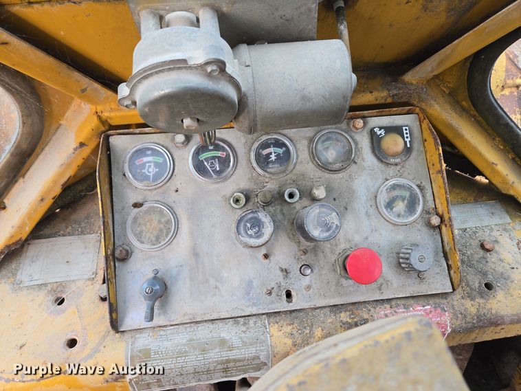 image for item EE8688 1974 Caterpillar 980 wheel loader