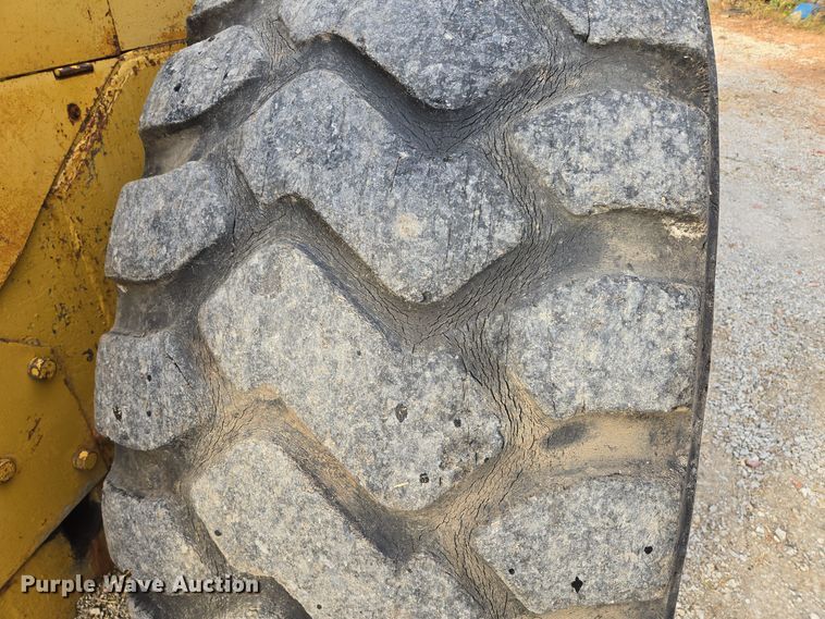 image for item EE8688 1974 Caterpillar 980 wheel loader