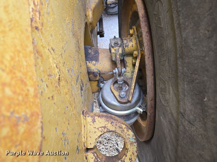 image for item EE8688 1974 Caterpillar 980 wheel loader