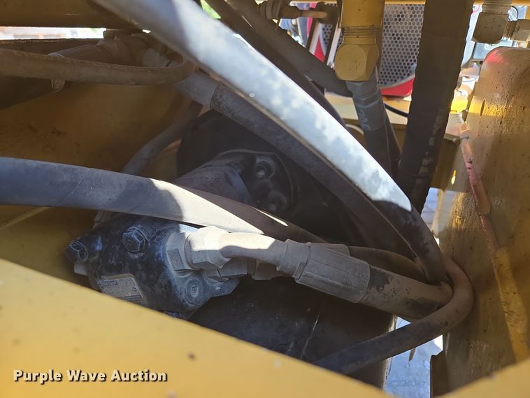 image for item EE8731 1999 Vermeer  LM25 vibratory cable plow