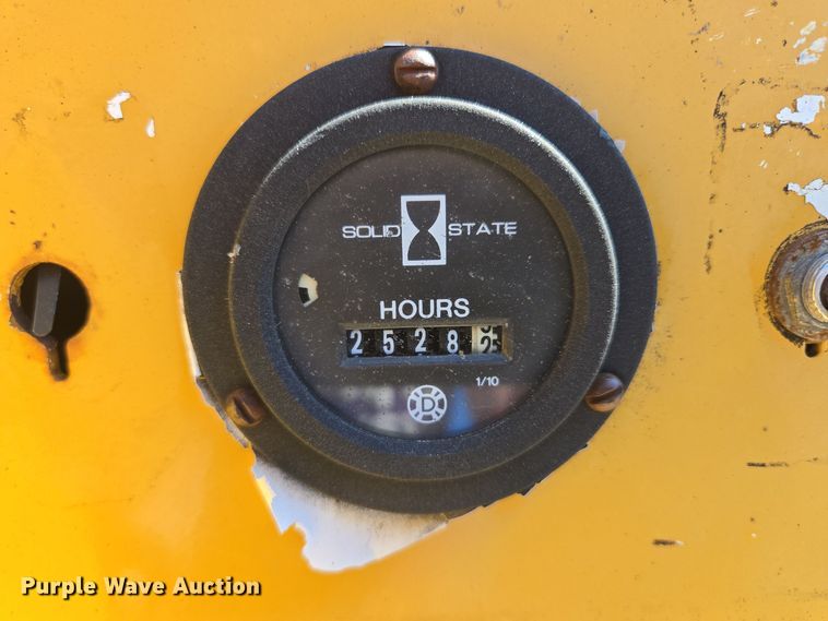 image for item EE8731 1999 Vermeer  LM25 vibratory cable plow