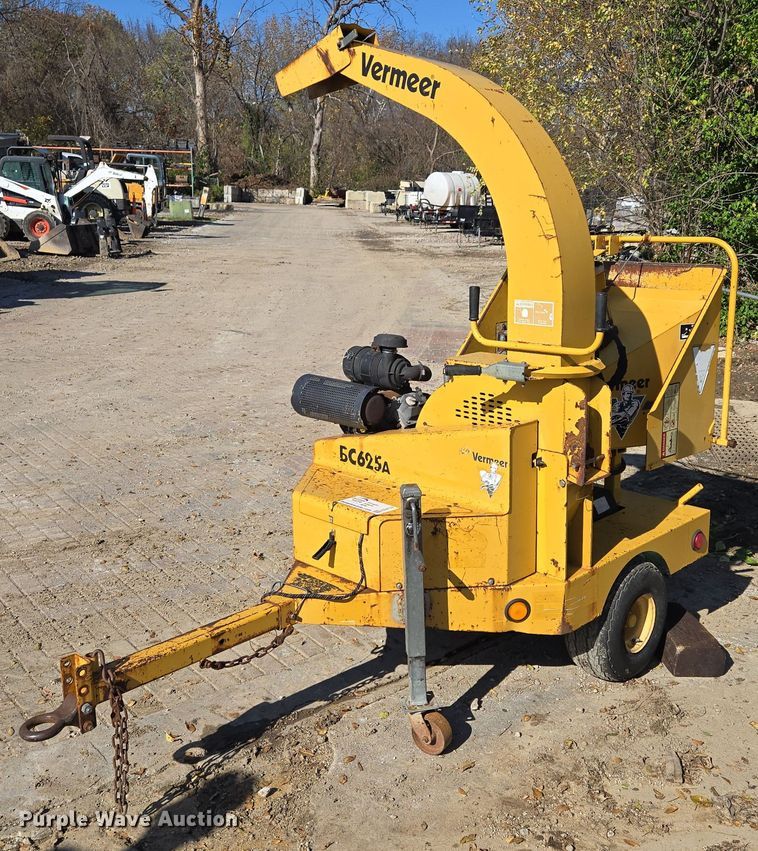 image for item EE8732 2001 Vermeer BC625A wood chipper