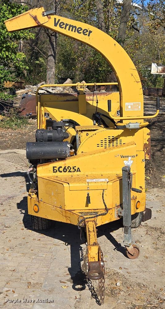 image for item EE8732 2001 Vermeer BC625A wood chipper