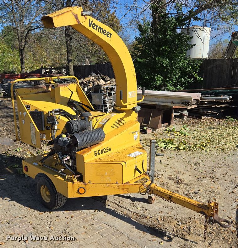 image for item EE8732 2001 Vermeer BC625A wood chipper