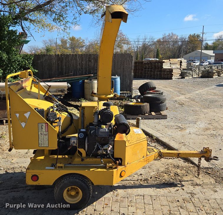 image for item EE8732 2001 Vermeer BC625A wood chipper