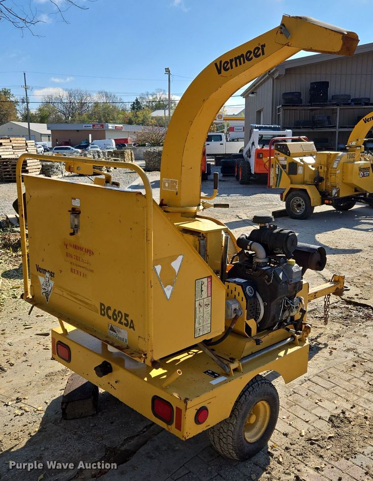 image for item EE8732 2001 Vermeer BC625A wood chipper