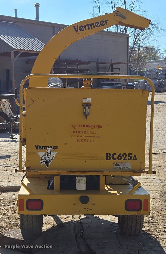 image for item EE8732 2001 Vermeer BC625A wood chipper