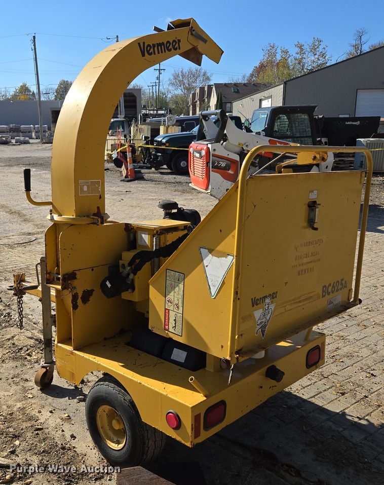 image for item EE8732 2001 Vermeer BC625A wood chipper