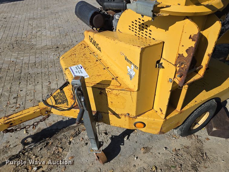 image for item EE8732 2001 Vermeer BC625A wood chipper