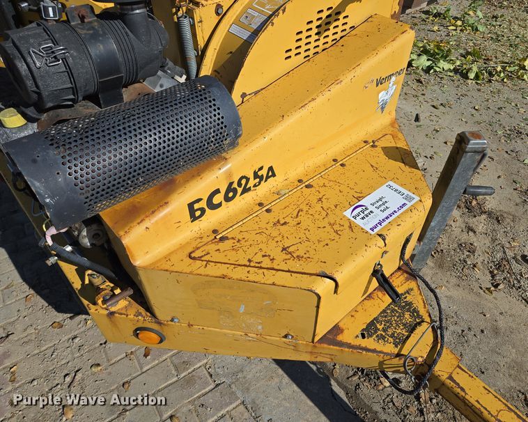 image for item EE8732 2001 Vermeer BC625A wood chipper