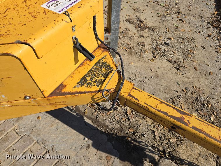 image for item EE8732 2001 Vermeer BC625A wood chipper