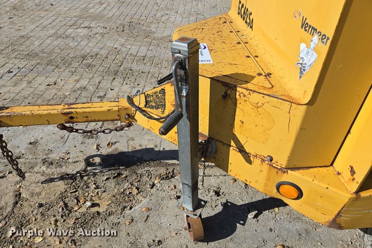 image for item EE8732 2001 Vermeer BC625A wood chipper