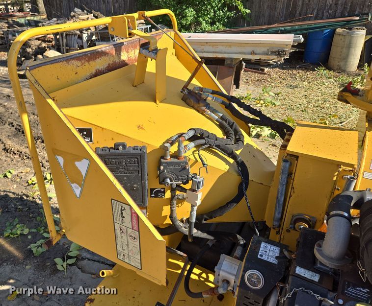 image for item EE8732 2001 Vermeer BC625A wood chipper