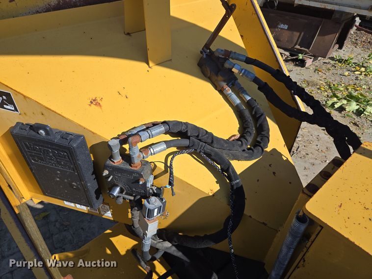 image for item EE8732 2001 Vermeer BC625A wood chipper