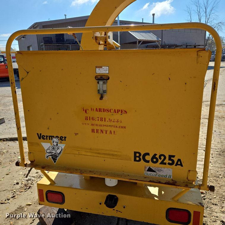 image for item EE8732 2001 Vermeer BC625A wood chipper