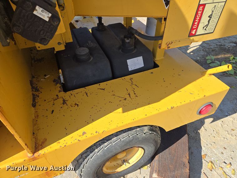 image for item EE8732 2001 Vermeer BC625A wood chipper