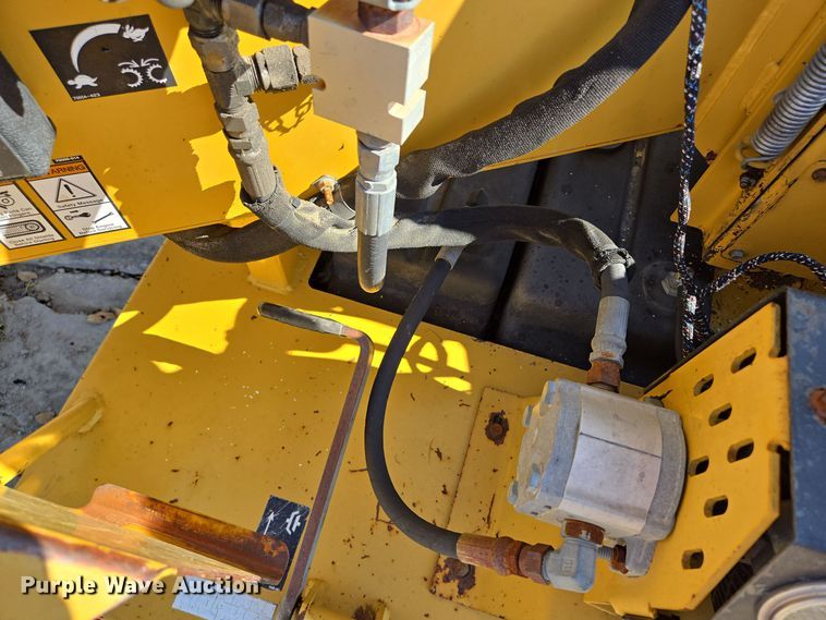 image for item EE8732 2001 Vermeer BC625A wood chipper