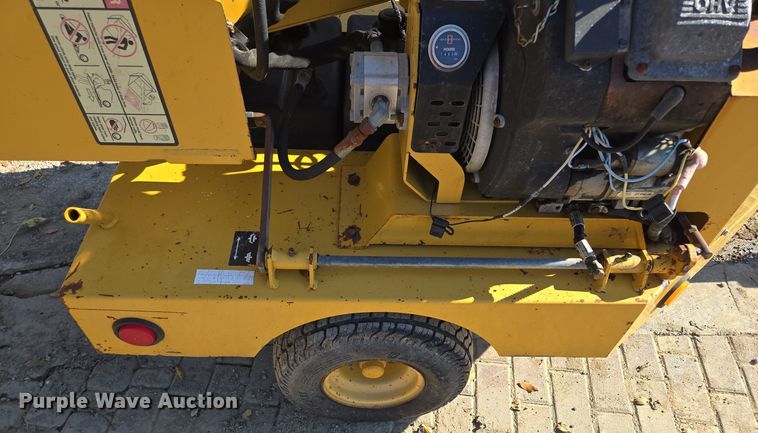 image for item EE8732 2001 Vermeer BC625A wood chipper