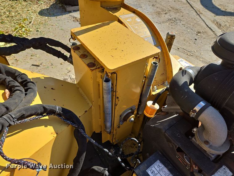 image for item EE8732 2001 Vermeer BC625A wood chipper