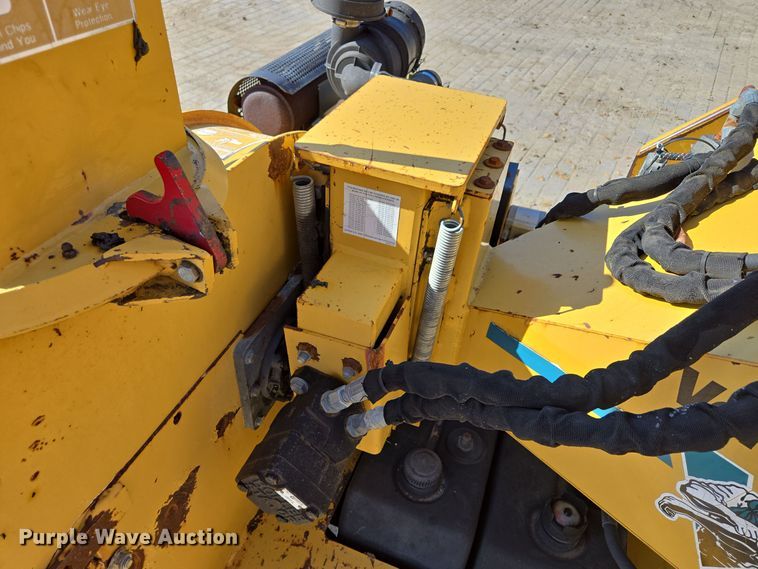 image for item EE8732 2001 Vermeer BC625A wood chipper