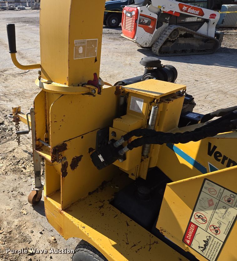 image for item EE8732 2001 Vermeer BC625A wood chipper