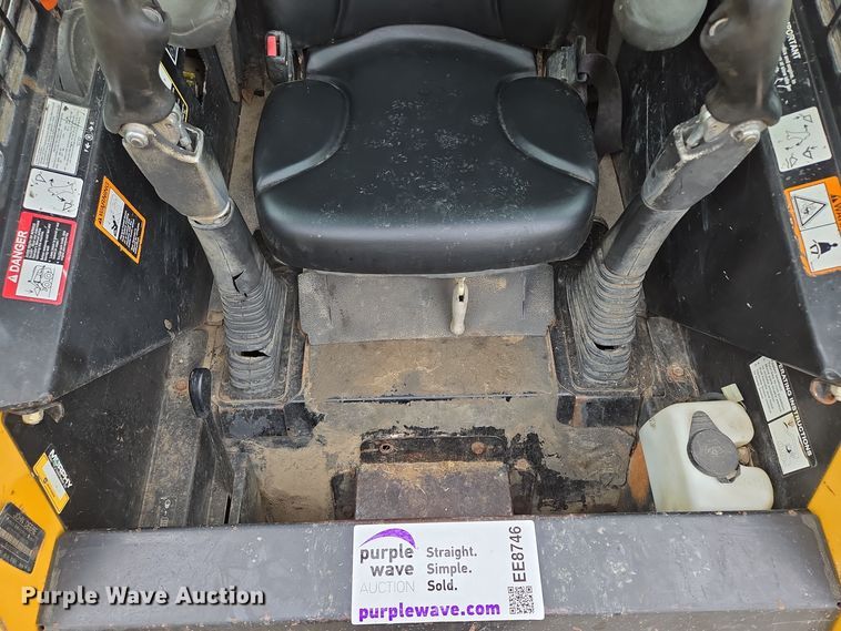 image for item EE8746 2007 John Deere CT332 tracked skid steer loader