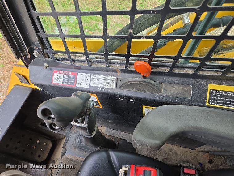 image for item EE8746 2007 John Deere CT332 tracked skid steer loader