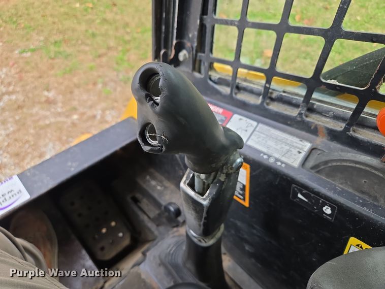 image for item EE8746 2007 John Deere CT332 tracked skid steer loader