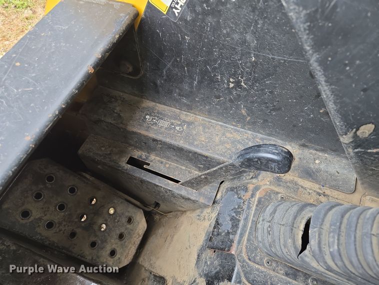 image for item EE8746 2007 John Deere CT332 tracked skid steer loader