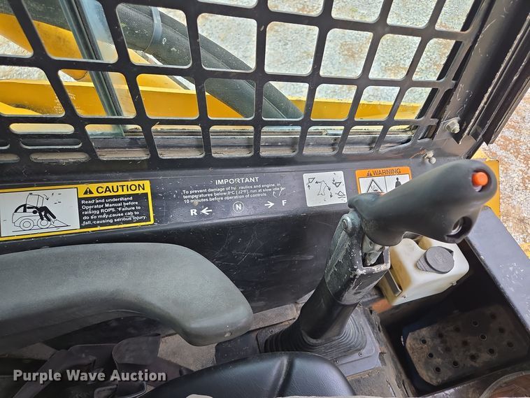 image for item EE8746 2007 John Deere CT332 tracked skid steer loader