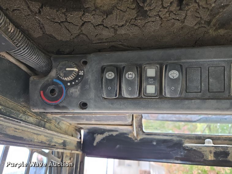 image for item EE8746 2007 John Deere CT332 tracked skid steer loader