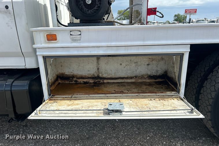 image for item EG0805 1996 Ford  F700 bucket truck