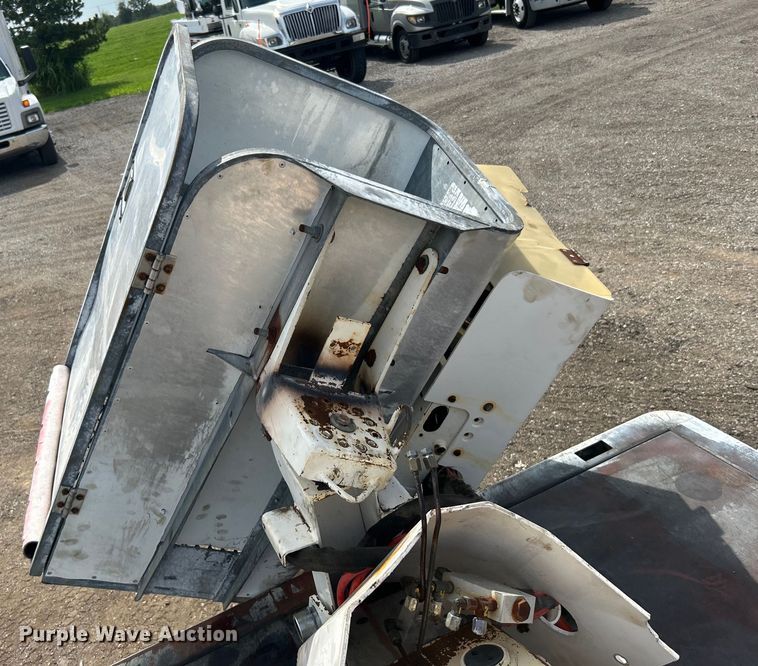 image for item EG0805 1996 Ford  F700 bucket truck