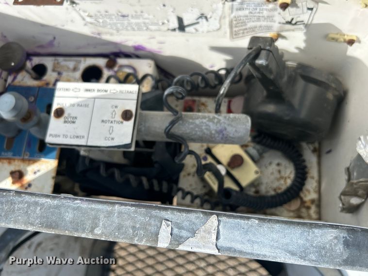 image for item EG0805 1996 Ford  F700 bucket truck