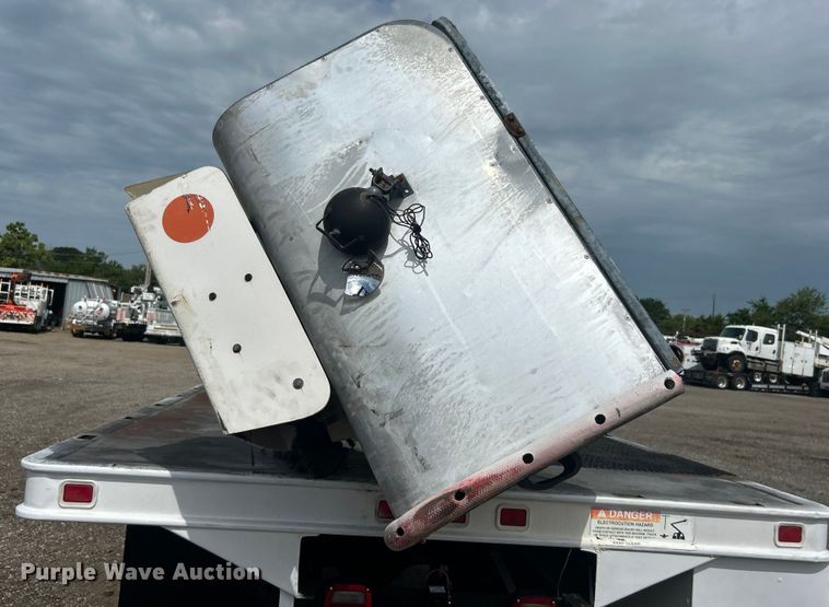 image for item EG0805 1996 Ford  F700 bucket truck