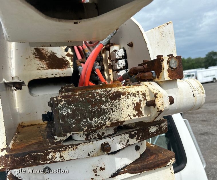 image for item EG0805 1996 Ford  F700 bucket truck