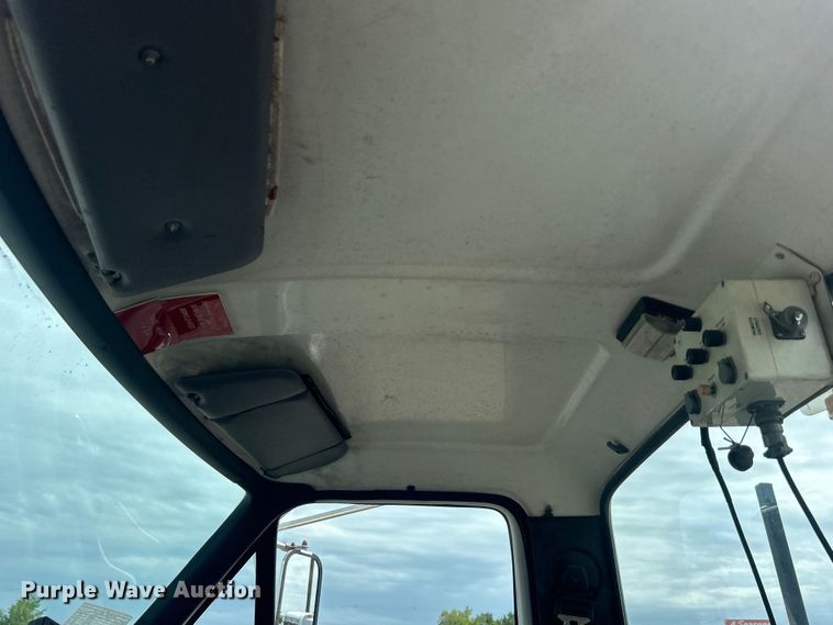 image for item EG0805 1996 Ford  F700 bucket truck