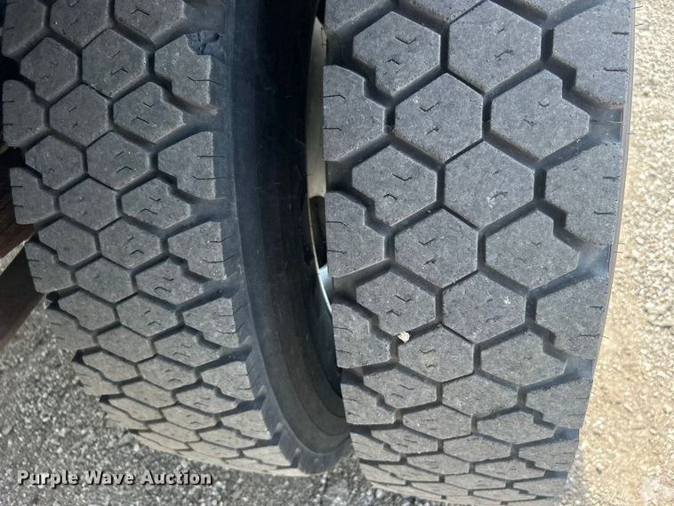 image for item EG0805 1996 Ford  F700 bucket truck