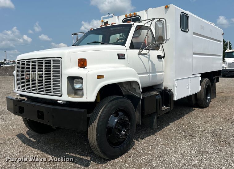 image for item EG0882 2000 GMC C6500 chipper truck