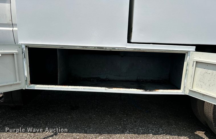 image for item EG0882 2000 GMC C6500 chipper truck