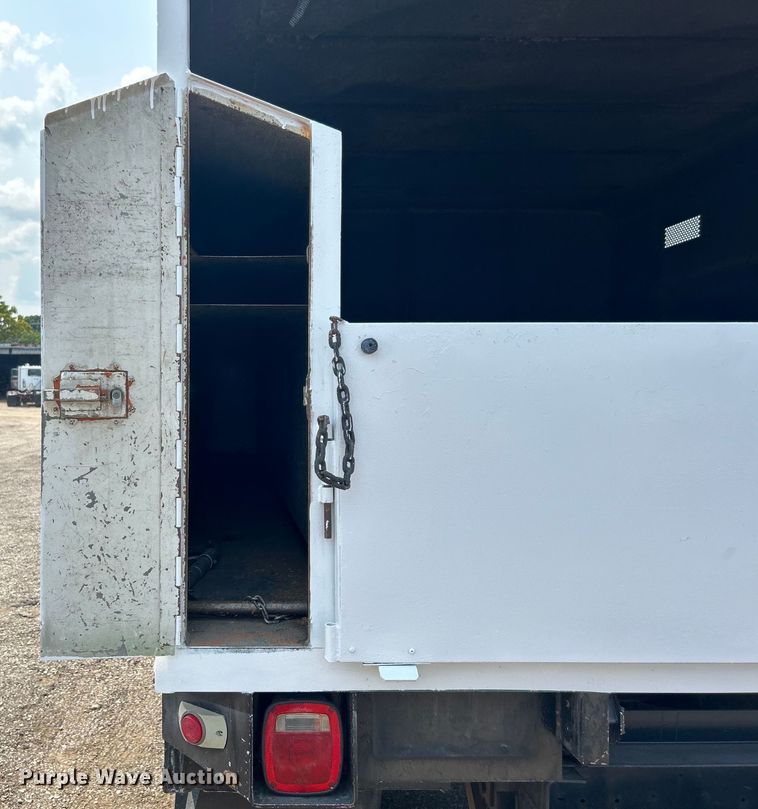 image for item EG0882 2000 GMC C6500 chipper truck