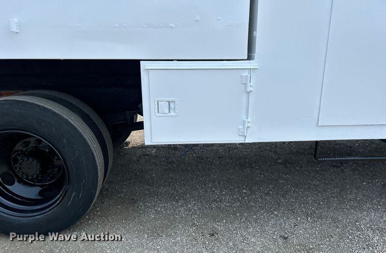 image for item EG0882 2000 GMC C6500 chipper truck